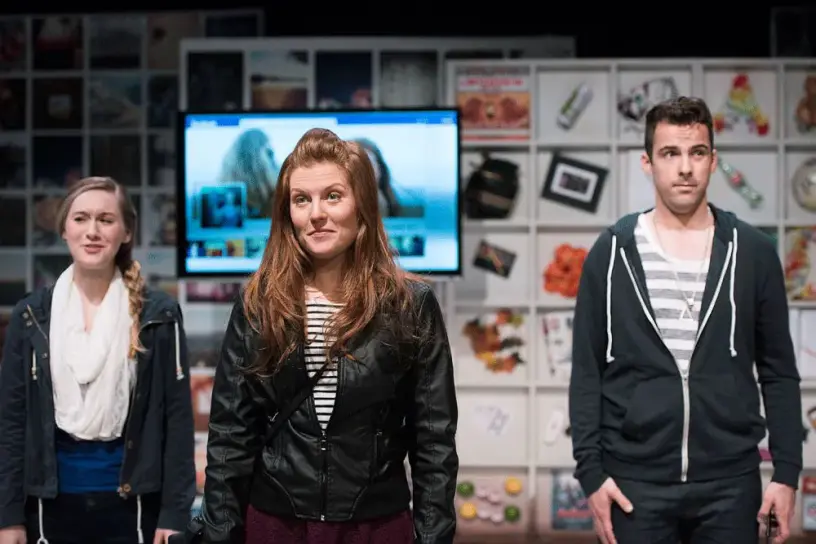 Selfie, Théâtre la Seizième. Siona Gareau-Brennan, Julie Trepanier, Vincent Leblanc-Boudoin. Photo credit: Emily Cooper. 1