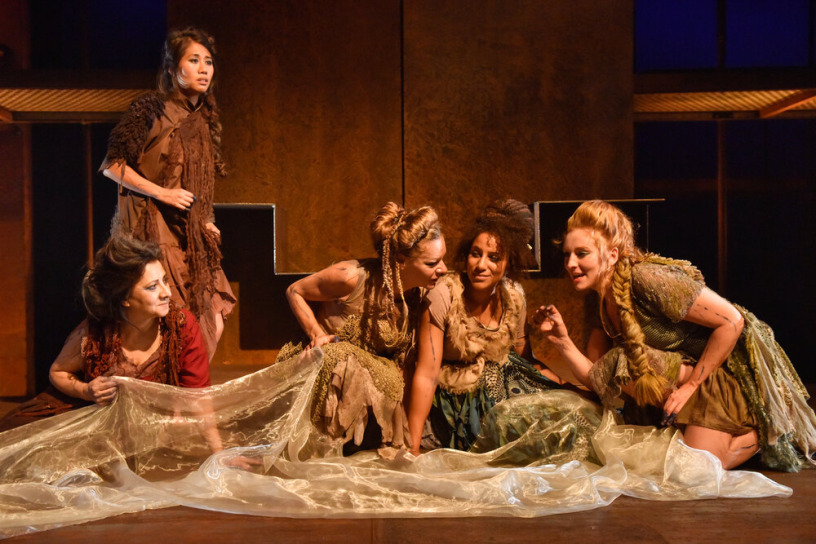 Isabel Dos Santos, Alice Tran, Estelle Richard, Florence Blain Mbaye, Marie Pascale; Set by Jean Brillant and Éric Olivier Lacroix; Costume by Fruzsina Lanyi; Lighting by Nancy Bussières, Photo by Maxime Côté
