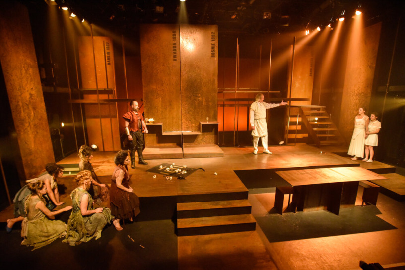 Set by Jean Brillant and Éric Olivier Lacroix; Costume by Fruzsina Lanyi; Lighting by Nancy Bussières, Photo by Maxime Côté
