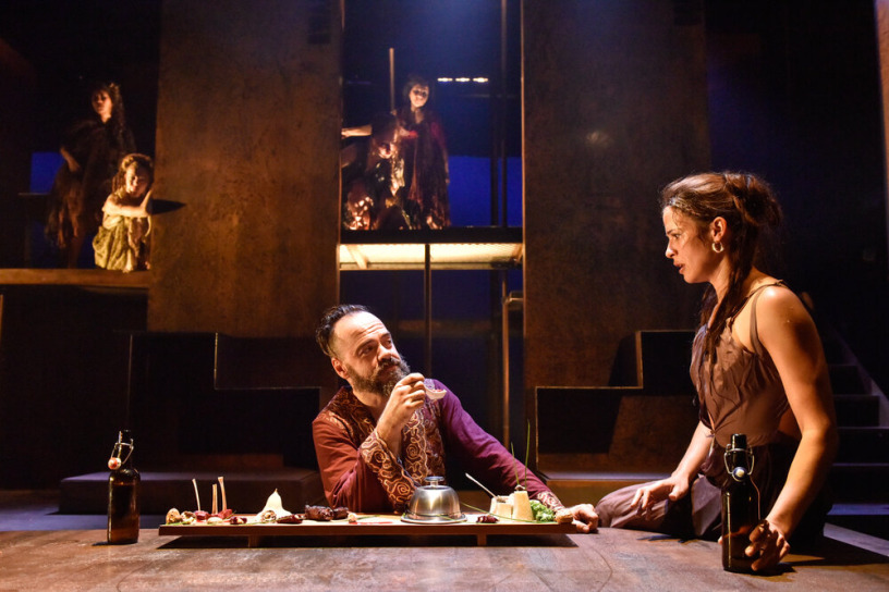 Pascale Contamine, Catherine De Léan; Set by Jean Brillant and Éric Olivier Lacroix; Costume by Fruzsina Lanyi; Lighting by Nancy Bussières, Photo by Maxime Côté