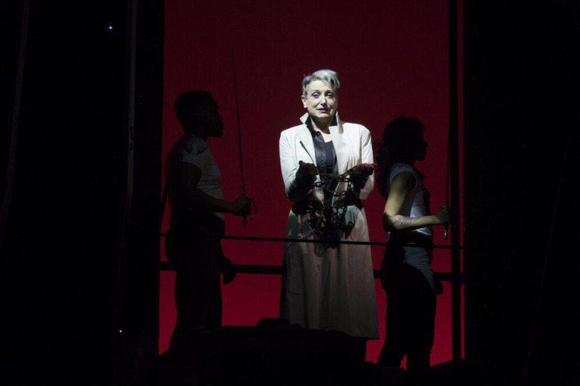 Lucy Peacock; Set and Costume by Judith Bowden; Lighting by Bonnie Beecher; Photo by Andrée Lanthier