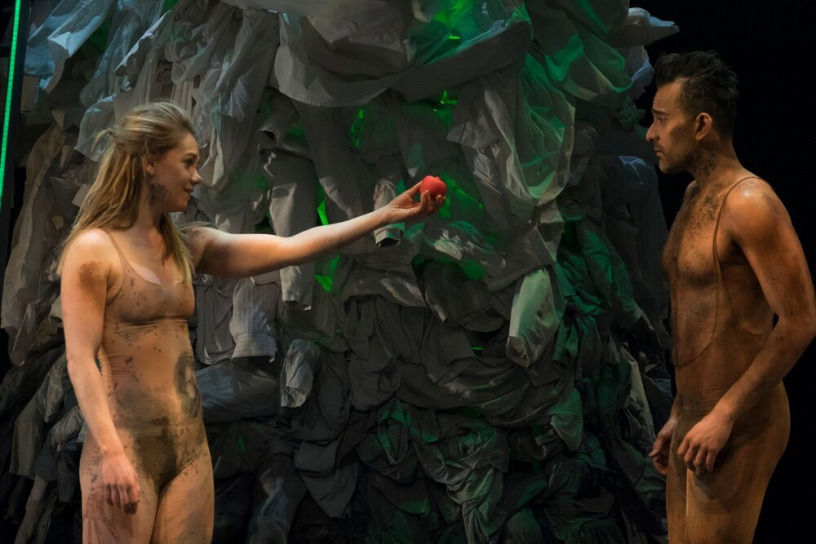 Amelia Sargisson, Qasim Kahn; Set and Costume by Judith Bowden; Lighting by Bonnie Beecher; Photo by Andrée Lanthier